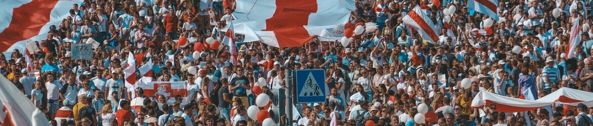 crowd-5512944_1280